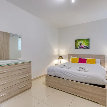 Apartment Seacrest - Large 3 Bedroom St. Paul's Bay
