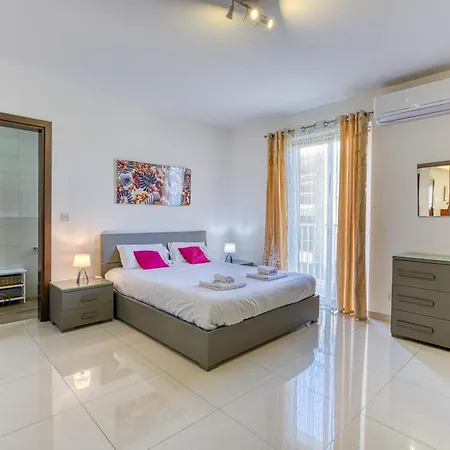Seacrest - Large 3 Bedroom Apartment St. Paul's Bay