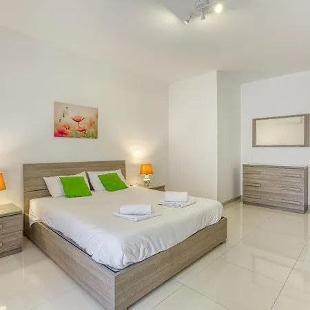 Seacrest - Large 3 Bedroom Apartment St. Paul's Bay